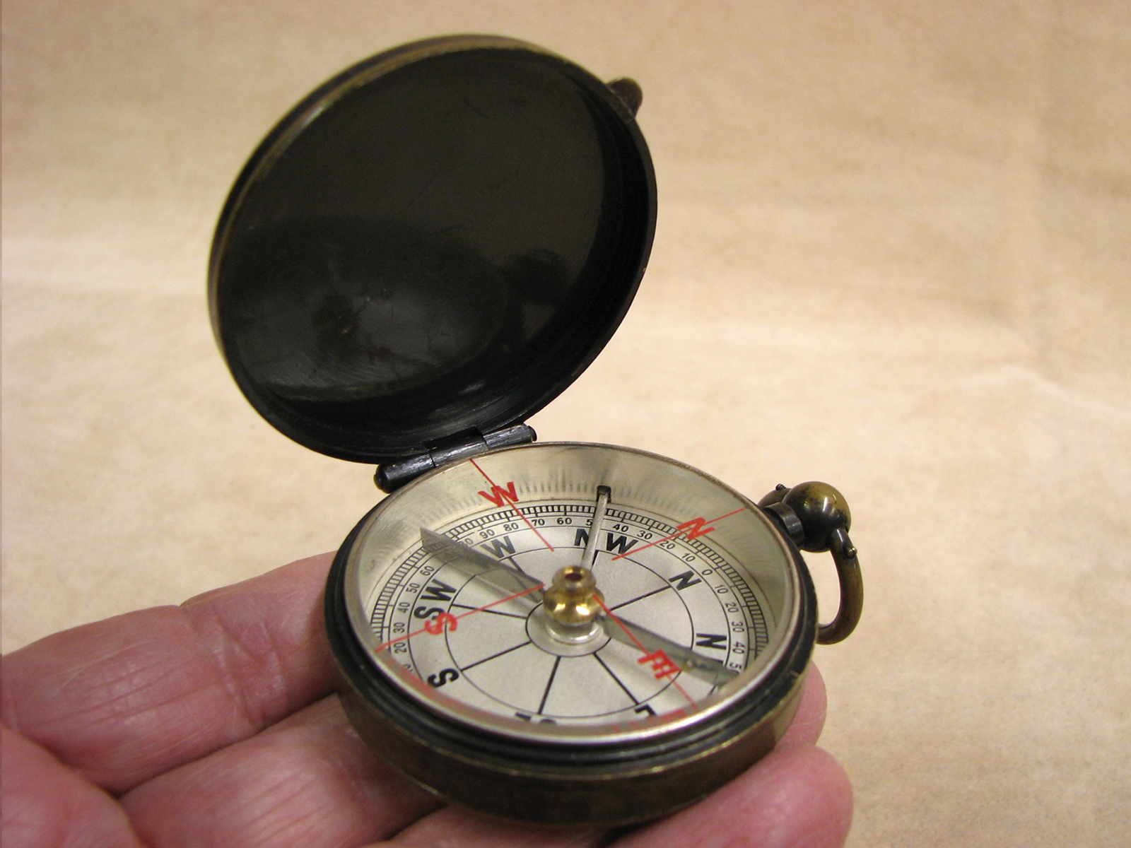 Late Victorian hunter cased pocket compass with red cardinal points